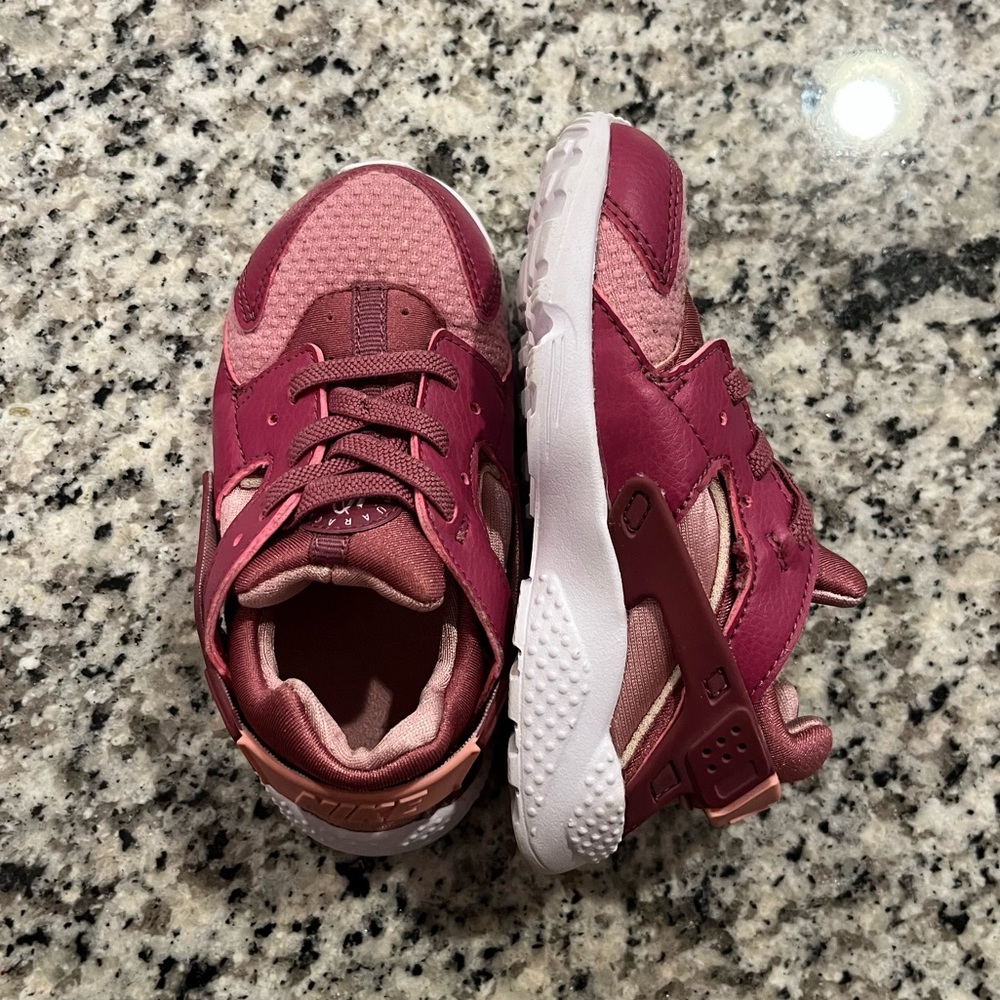 EEUC toddler girls Huarache by Nike sneakers—size 9C